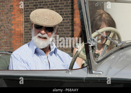 Londra, Regno Unito. Il 28 giugno, 2018. S.a.r. il principe Michael di Kent test drive un 1932 Rolls Royce Phantom II a giudicare della sfolgorante Concours d'éléphant flotta di veicoli personalizzati presso il Royal Hospital Chelsea. Credito: amanda rose/Alamy Live News Foto Stock