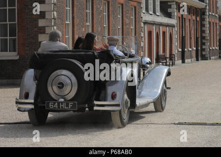 Londra, Regno Unito. Il 28 giugno, 2018. S.a.r. il principe Michael di Kent test drive un 1932 Rolls Royce Phantom II a giudicare della sfolgorante Concours d'éléphant flotta di veicoli personalizzati presso il Royal Hospital Chelsea. Credito: amanda rose/Alamy Live News Foto Stock