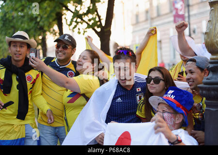 San Pietroburgo, Russia, 28 Giugno, 2018. Per gli appassionati di calcio dal Giappone e dalla Colombia insieme celebrare la qualificazione delle loro squadre nazionali per il knockout stadi della Coppa del Mondo FIFA Russia 2018. La Colombia batte il Senegal 1-0, e il Giappone è stato sconfitto dalla Polonia con lo stesso punteggio ma raggiungere 1/8 definitiva per Fifa fair play regole Credito: StockphotoVideo/Alamy Live News Foto Stock