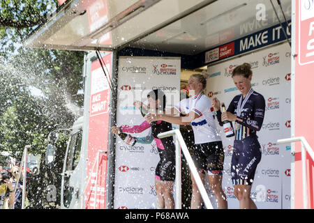 Northumberland, Regno Unito. Il 28 giugno, 2018. I vincitori della U23 Womens gara festeggiare con Champagne nella Elite Womens gara Credito: Dan Cooke Credito: Dan Cooke/Alamy Live News Foto Stock