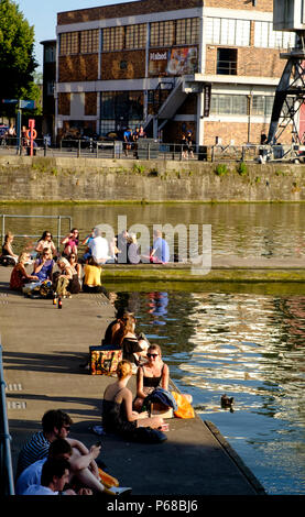 Bristol, Regno Unito. Il 28 giugno 2018. Dopo una calda giornata d'estate le persone raccolgono sull'Harbourside a Bristol per godere della fresca brezza.©Signor Standfast/Alamy Live News Foto Stock