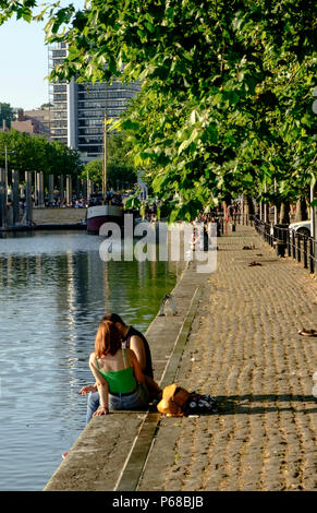 Bristol, Regno Unito. Il 28 giugno 2018. Dopo una calda giornata d'estate le persone raccolgono sull'Harbourside a Bristol per godere della fresca brezza.©Signor Standfast/Alamy Live News Foto Stock