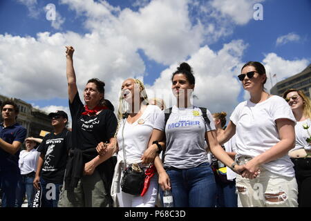 Washington, Stati Uniti d'America. Il 28 giugno, 2018. Le persone si radunano per protestare contro gli Stati Uniti Presidente Donald Trump's le politiche di immigrazione a libertà Plaza in Washington, DC, Stati Uniti, il 28 giugno 2018. Credito: Yang Chenglin/Xinhua/Alamy Live News Foto Stock