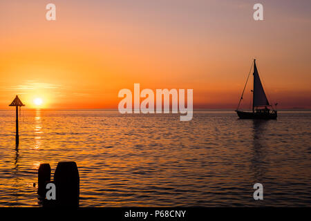 Aberystwyth, Galles. 28 GIU, 2018. Regno Unito Meteo: uno spettacolare tramonto su Cardigan Bay , Aberystwyth, termina una giornata di battere i record di temperature attraverso il Regno Unito e il Regno Unito è nella morsa di una mini ondata di caldo con temperature che raggiungono oltre i 30º Celsius in molte parti del paese Photo credit Keith Morris / Alamy Live News Foto Stock