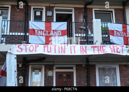 Londra, Regno Unito. 28 Giugno 2018: l'estate in Bermondsey è stato addobbato in oltre 300 Inghilterra bandiere. Bandiere di altri World Cup riproduzione di paesi sono appesi anche dai balconi. : Credito Claire Doherty/Alamy Live News Foto Stock