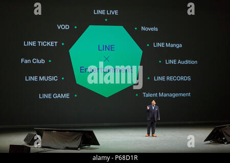 Jun Masuda Direttore e CSMO della linea Corp. parla durante la conferenza annuale ad anfiteatro Maihama il 28 giugno 2018, Chiba, Giappone. La linea ha presentato i suoi nuovi prodotti e servizi che includono una nuova generazione di intelligent assistenti personali (Clova amici mini e Clova Desk) per iPhone e Android gli utenti, che sarà disponibile alla fine del 2018. Rappresentante amministrazione da altri territori asiatici anche parlato di linea nei loro paesi. Credito: Rodrigo Reyes Marin/AFLO/Alamy Live News Foto Stock