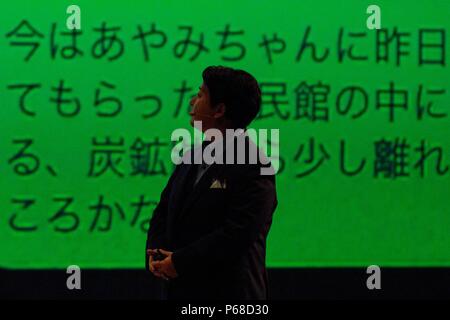 Jun Masuda Direttore e CSMO della linea Corp. assiste una società la conferenza annuale ad anfiteatro Maihama il 28 giugno 2018, Chiba, Giappone. La linea ha presentato i suoi nuovi prodotti e servizi che includono una nuova generazione di intelligent assistenti personali (Clova amici mini e Clova Desk) per iPhone e Android gli utenti, che sarà disponibile alla fine del 2018. Rappresentante amministrazione da altri territori asiatici anche parlato di linea nei loro paesi. Credito: Rodrigo Reyes Marin/AFLO/Alamy Live News Foto Stock