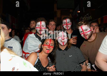 Il re e la Regina Pub, Brighton, Regno Unito. 28 GIU, 2018. L'Inghilterra vs Belgio corrisponde alla coppa del mondo, gli appassionati di calcio a guardare la partita in il Re e la Regina Pub Brighton. Credito: Rupert Rivett/Alamy Live News Foto Stock