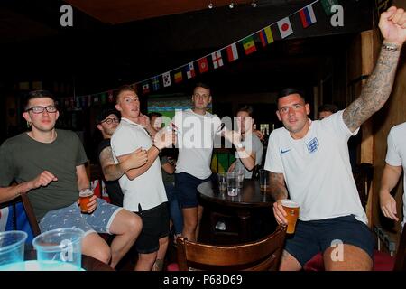 Il re e la Regina Pub, Brighton, Regno Unito. 28 GIU, 2018. L'Inghilterra vs Belgio corrisponde alla coppa del mondo, gli appassionati di calcio a guardare la partita in il Re e la Regina Pub Brighton. Credito: Rupert Rivett/Alamy Live News Foto Stock