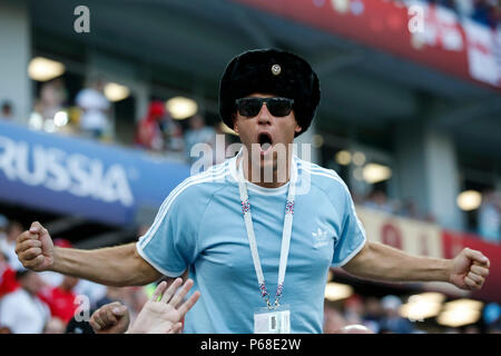 Kaliningrad, Russia. 28 GIU, 2018. Un ventilatore in Inghilterra prima del 2018 della Coppa del Mondo FIFA Gruppo G match tra Inghilterra e Belgio a Kaliningrad Stadium il 28 giugno 2018 nella regione di Kaliningrad, Russia. (Foto di Daniel Chesterton/phcimages.com) Credit: Immagini di PHC/Alamy Live News Foto Stock