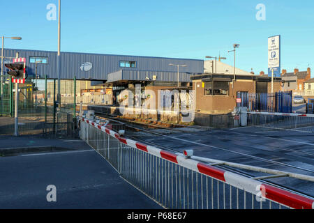 Lurgan stazione ferroviaria, Lurgan, Irlanda del Nord. Il 28 giugno 2018. Regno Unito - previsioni del tempo - velocità dei treni in tutta l'Irlanda del Nord della rete ferroviaria sono state ridotte a causa di preoccupazioni che le linee ferroviarie potrebbero fibbia data la grande ondata di caldo in tutto il paese. Questo a sua volta significava ritardi per i passeggeri. Lurgan Stazione ferroviaria questa sera come passeggeri in attesa il sole caldo per il loro treno per arrivare. Credito: David Hunter/Alamy Live News. Foto Stock