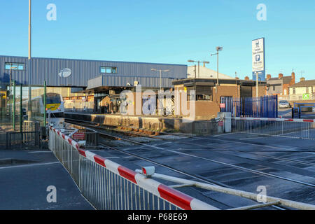 Lurgan stazione ferroviaria, Lurgan, Irlanda del Nord. Il 28 giugno 2018. Regno Unito - previsioni del tempo - velocità dei treni in tutta l'Irlanda del Nord della rete ferroviaria sono state ridotte a causa di preoccupazioni che le linee ferroviarie potrebbero fibbia data la grande ondata di caldo in tutto il paese. Questo a sua volta significava ritardi per i passeggeri. Lurgan Stazione ferroviaria questa sera come l'impresa, il cross-border treno viaggia attraverso la principale linea ferroviaria. Credito: David Hunter/Alamy Live News. Foto Stock