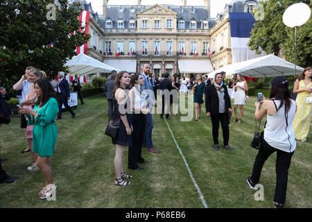 Parigi, Francia. 28 GIU, 2018. Ambasciata degli Stati Uniti d'America a Parigi, Francia, la data di ricezione presso la residenza dell'ambasciatore, Jamie McCourt, American Independence Day #Luglio4Parigi, la 242anniversario degli Stati Uniti e il terzo centenario di New Orleans. Credito: Ania Freindorf/Alamy Live News Foto Stock