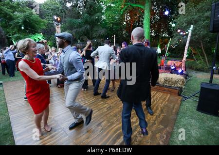 Parigi, Francia. 28 GIU, 2018. Ambasciata degli Stati Uniti d'America a Parigi, Francia, la data di ricezione presso la residenza dell'ambasciatore, Jamie McCourt, American Independence Day #Luglio4Parigi, la 242anniversario degli Stati Uniti e il terzo centenario di New Orleans. Credito: Ania Freindorf/Alamy Live News Foto Stock