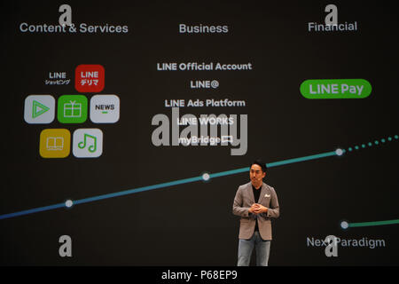 Urayasu, Giappone. Il 28 giugno, 2018. In Giappone il SNS LINEA gigante presidente Takeshi Idezawa parla alla conferenza di linea 2018 in Urayasu, suburbana Tokyo giovedì, 28 giugno 2018. La linea ha annunciato il nuovo servizio di 'Clova Auto', un sistema di collegamento della linea smart Clova altoparlante e automobili di Toyota Motor Corporation per fornire al veicolo il funzionamento vocale servizi. Credito: Yoshio Tsunoda/AFLO/Alamy Live News Foto Stock