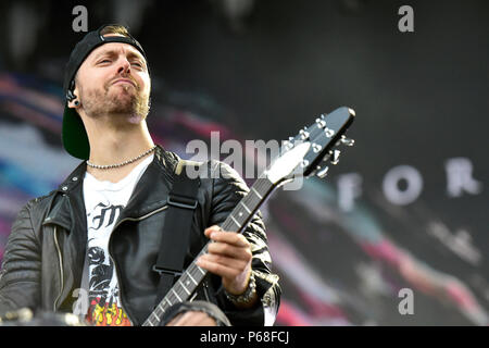 Matthew Tuck da Welsh (British) band Bullet per la mia Valentine compie durante il Festival di aerodromo in Panensky Tynec, Repubblica Ceca, giovedì 28 giugno, 2018. (CTK foto/Ondrej Hajek) Foto Stock