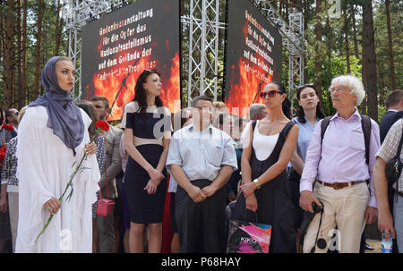 Minsk, Germania. Il 29 giugno, 2018. Molti visitatori partecipare alla inaugurazione del memoriale Malyj Trostenez. Malyj Trostenez è stata la più grande nazionale socialista sterminio camp tra il 1941 e il 1944 sui terreni della ex Unione Sovier. Tuttavia, come molte altre zone della ex Unione Sovietica, non è ben noto in Germania e in Europa. Credito: Jörg Carstensen/dpa/Alamy Live News Foto Stock