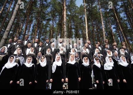 Minsk, Germania. Il 29 giugno, 2018. Un coro di eseguire durante l'inaugurazione del sito memoriale Malyj Trostenez. Malyj Trostenez è stata la più grande nazionale socialista sterminio sul campo i motivi della ex Unione Sovier. Tuttavia, come molte altre zone della ex Unione Sovietica, non è ben noto in Germania e in Europa. Credito: Jörg Carstensen/dpa/Alamy Live News Foto Stock