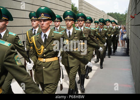 Minsk, Germania. Il 29 giugno, 2018. Soldati che marciano attraverso un cosiddetto "carro" dopo l inaugurazione del memoriale Malyj Trostenez. Malyj Trostenez è stata la più grande nazionale socialista sterminio camp tra il 1942 e il 1944 sui terreni della ex Unione Sovier. Tuttavia, come molte altre zone della ex Unione Sovietica, non è ben noto in Germania e in Europa. Credito: Jörg Carstensen/dpa/Alamy Live News Foto Stock