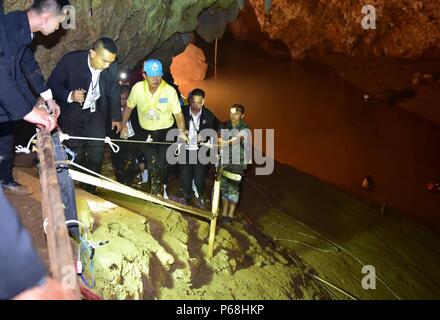 Chiang Rai. Il 29 giugno, 2018. Primo ministro tailandese Prayut Chan-o-cha (C) ispeziona Tham Luang Khun Nam Nang Non grotta di Mae Sai distretto di Chiang Rai, a nord della Thailandia, il 29 giugno 2018. Prayut Chan-o-cha venerdì ha visitato la grotta allagata dove i soccorritori hanno cercato per 12 ragazzi e il loro allenatore di calcio mancante per sei giorni e ha incoraggiato i loro parenti a non rinunciare alla speranza. Credito: Xinhua/Alamy Live News Foto Stock