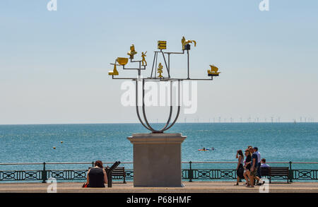 Hove Brighton Regno Unito 29 Giugno 2018 - Walkers passano per il plinto di Hove arte di installazione chiamato Costellazione di Jonathan Wright come essi godere il bel sole caldo sulla spiaggia di Hove e lungomare come l'ondata di caldo continua in tutta la Gran Bretagna Credito: Simon Dack/Alamy Live News Foto Stock