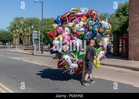 Warrington, Regno Unito. Il 29 giugno, 2018. Il tempo era caldo e soleggiato per Warrington camminare giorno. Questo annuale evento religioso inizia di fronte al Municipio e leraves attraverso il famoso golden gates con la processione seguendo le strade chiuse e attraverso il centro della città Credito: John Hopkins/Alamy Live News Foto Stock