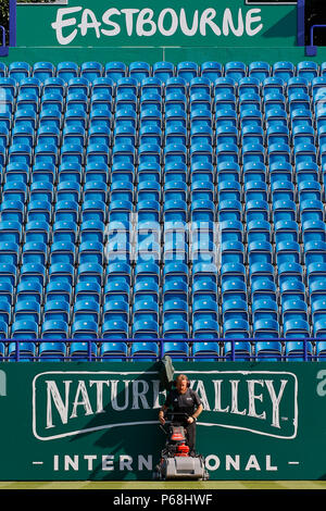 Devonshire Park, Eastbourne, Regno Unito. Il 29 giugno, 2018. Natura Valle del Tennis Internazionale; il personale di terra preparare i tribunali prima odierna corrisponde a credito: Azione Sport Plus/Alamy Live News Foto Stock