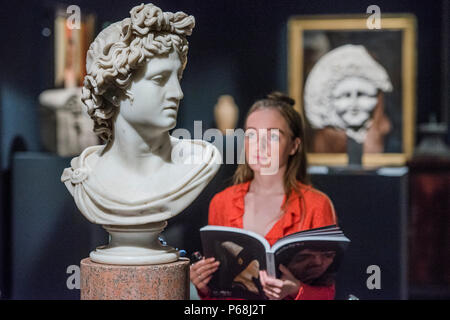 Londra, Regno Unito. Il 29 giugno, 2018. Busto di Apollo Belvedere, est £20-30.000 e altre opere - Old Master & British dipinti e disegni, arti decorative, sculture e antichità che coprono oltre due millenni da Sotheby's New Bond Street, Londra. Credito: Guy Bell/Alamy Live News Foto Stock