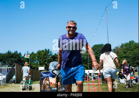 Glynde, East Sussex, 29 giugno 2018. Amore sommo Jazz Festival. I frequentatori del festival di arrivare per la apertura della sesta consecutivi di amore supremo Festival Jazz a Glynde luogo nella suggestiva cornice della South Downs, su una torrida estate calda giornata come il festival di ingranaggi per un altro anno. Le temperature sono destinate ad aumentare nel corso del fine settimana, impostato per essere il weekend più caldo dell'anno ancora. Credito: Francesca Moore/Alamy Live News Foto Stock