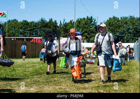 Glynde, East Sussex, 29 giugno 2018. Amore sommo Jazz Festival. I frequentatori del festival di arrivare per la apertura della sesta consecutivi di amore supremo Festival Jazz a Glynde luogo nella suggestiva cornice della South Downs, su una torrida estate calda giornata come il festival di ingranaggi per un altro anno. Le temperature sono destinate ad aumentare nel corso del fine settimana, impostato per essere il weekend più caldo dell'anno ancora. Credito: Francesca Moore/Alamy Live News Foto Stock