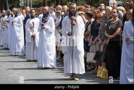 Minsk, Germania. Il 29 giugno, 2018. Molti visitatori arrivano per l inaugurazione del memoriale Malyj Trostenez. Malyj Trostenez è stata la più grande nazionale socialista sterminio camp tra il 1942 e il 1944 sui terreni della ex Unione Sovier. Tuttavia, come molte altre zone della ex Unione Sovietica, non è ben noto in Germania e in Europa. Credito: Jörg Carstensen/dpa/Alamy Live News Foto Stock