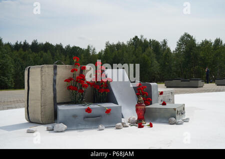 Minsk, Germania. Il 29 giugno, 2018. Valigie decorate con i garofani può essere visto alla cerimonia di inaugurazione del memoriale Malyj Trostenez. Malyj Trostenez è stata la più grande nazionale socialista sterminio camp tra il 1942 e il 1944 sui terreni della ex Unione Sovier. Tuttavia, come molte altre zone della ex Unione Sovietica, non è ben noto in Germania e in Europa. Credito: Jörg Carstensen/dpa/Alamy Live News Foto Stock