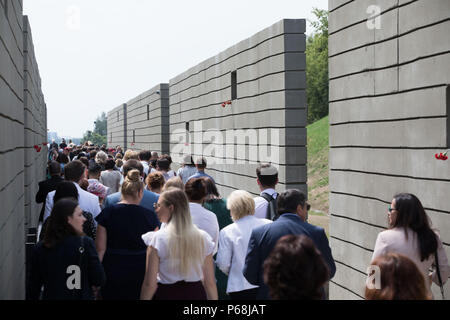 Minsk, Germania. Il 29 giugno, 2018. Molte persone a piedi attraverso il cosiddetto "carri' dopo l inaugurazione del memoriale Malyj Trostenez. Malyj Trostenez è stata la più grande nazionale socialista sterminio camp tra il 1942 e il 1944 sui terreni della ex Unione Sovier. Tuttavia, come molte altre zone della ex Unione Sovietica, non è ben noto in Germania e in Europa. Credito: Jörg Carstensen/dpa/Alamy Live News Foto Stock