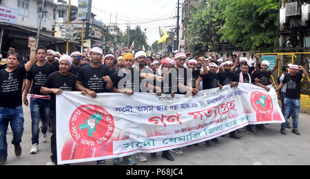 Guwahati (India). Il 29 giugno, 2018. Gli attivisti di tutti gli studenti Assam Unione (AASU) lungo con 28 organizzazioni etniche prendere parte in un corteo di protesta contro la cittadinanza (emendamento) Bill 2016 proposta per fornire la cittadinanza o il soggiorno dei diritti per le minoranze dal Bangladesh, Pakistan e Afghanistan in India, a Guwahati il Venerdì, 29 giugno 2018. Foto: RAJIB JYOTI SARMA Credito: Rajib Jyoti Sarma/Alamy Live News Foto Stock