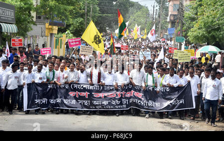 Guwahati (India). Il 29 giugno, 2018. Gli attivisti di tutti gli studenti Assam Unione (AASU) lungo con 28 organizzazioni etniche prendere parte in un corteo di protesta contro la cittadinanza (emendamento) Bill 2016 proposta per fornire la cittadinanza o il soggiorno dei diritti per le minoranze dal Bangladesh, Pakistan e Afghanistan in India, a Guwahati il Venerdì, 29 giugno 2018. Foto: RAJIB JYOTI SARMA Credito: Rajib Jyoti Sarma/Alamy Live News Foto Stock