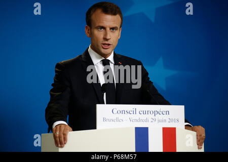 Il Presidente francese Emmanuel Macron parla durante una conferenza stampa presso un vertice Ue di Bruxelles, Venerdì 29 Giugno, 2018. Credito: ALEXANDROS MICHAILIDIS/Alamy Live News Foto Stock