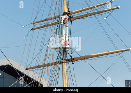 Glasgow, Scotland, Regno Unito. Il 29 giugno, 2018. Due uomini che indossano cavi di sicurezza effettuare la manutenzione di routine su Tall Ship Glenlee, un vittoriano ristrutturato nave a vela ormeggiata in modo permanente adiacente al Riverside Museum. Credito: Berretto Alamy/Live News Foto Stock