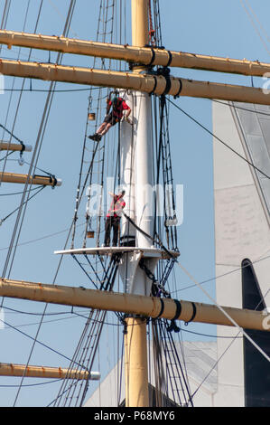 Glasgow, Scotland, Regno Unito. Il 29 giugno, 2018. Due uomini che indossano cavi di sicurezza effettuare la manutenzione di routine su Tall Ship Glenlee, un vittoriano ristrutturato nave a vela ormeggiata in modo permanente adiacente al Riverside Museum. Credito: Berretto Alamy/Live News Foto Stock