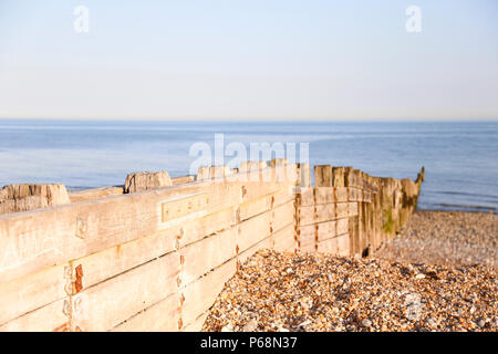 Il vecchio sun sbiancato frangiflutti in legno Foto Stock