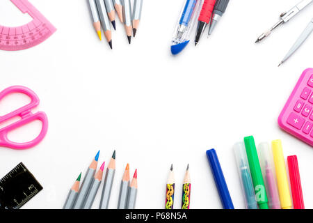 Si torna a scuola. Scuola colorati stationery framing isolati su sfondo bianco - copyspace vista superiore Foto Stock