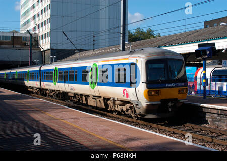 La Great Western Railway. Un grande Western Classe di collegamento 165 DMU a Ealing Broadway nella zona ovest di Londra. 2005. Foto Stock