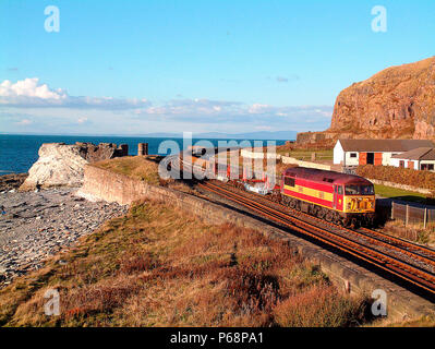 Le acciaierie a Workington è un fornitore principale di rotaie per l'industria ferroviaria con treni regolari operanti lungo la costa del Cumbria come t Foto Stock