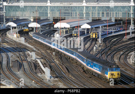 La gola di Waterloo Station da Carlisle Lane APPARTAMENTI CON IL Netwok del Sud Est treno suburbano lasciando guidato da classe 50 diersel locomotore. C1993 Foto Stock