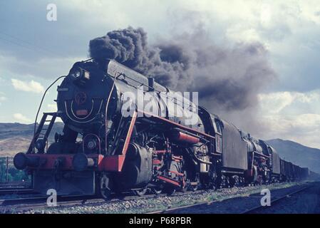 Le Ferrovie Turche American costruito "kyliner' 2-10-0 si erge nel cortile a Irmak prima di uscire con un treno merci a Cankirri domenica 18 Lug Foto Stock