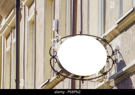 Mock up. Vuoto cartello tondo sulla classica architettura building. Foto Stock