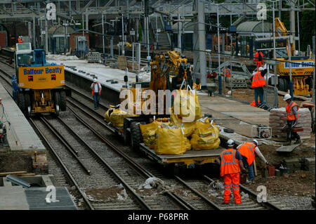 Tring stazione presso l'altezza del lavoro di ricostruzione nel giugno 2004 come parte della linea principale della costa occidentale di aggiornamento. Foto Stock