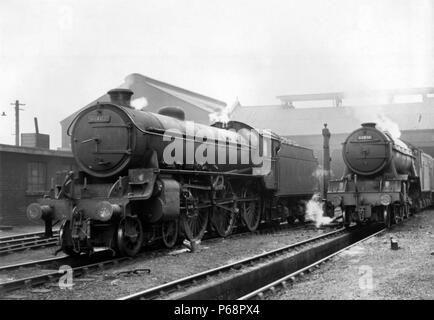 Due il traffico misto gli stalwarts dell'ex LNER sulla sinistra in una B1 classe 4-6-0 e a destra un V2 class 2-6-2. Insieme queste due classi sono ammontati a quasi Foto Stock