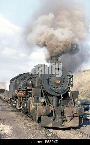 Due Ferrovie Turche è costruito in America camicia Sky 2-10-0s stand nel cortile a Irmak prima di uscire con un treno merci a Cankirri. Domenica 18 Luglio Foto Stock