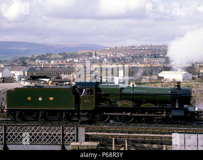 Welsh paludi Express. No.4930 Hagley Hall retrocede giù sul suo treno a Newport. 14.03.1981. Foto Stock