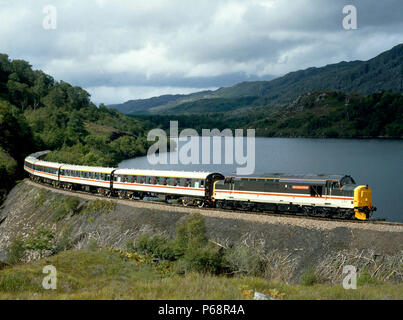 West Highland Line. No.37401 la Regina Maria di Scozia a Loch Dubh con il West Highlander en route da Mallaig a Fort William. 28.08.1988. Foto Stock